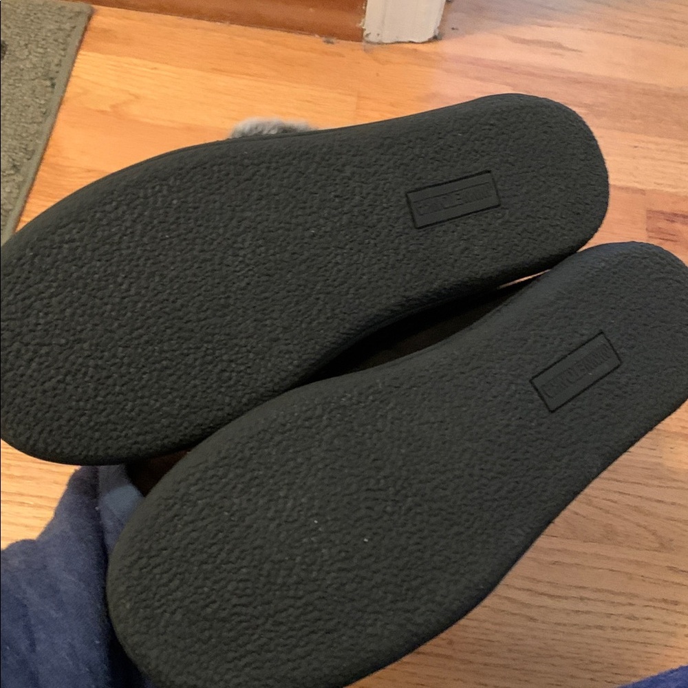 Black suede Minnetonka moccasins w faux fur size 8 w rubber soles slippers - Picture 4 of 7